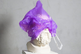 Büste mit lila Plastiktüte über dem Kopf