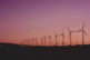 Nachhaltigkeit und Kultur Windpark (Windräder auf Bergkuppe) in der blauen Stunde